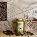 Lupi Coffee: Espressobonen in 250g goudkleurig blik met logo van Lupi Coffee, een 100% arabica blend geselecteerd door Hossein Akef