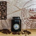 Lupi Coffee: Koffiebonen in 250g zwarte blik met logo van Lupi Coffee, een Yellow Bourbon boon geselecteerd door Hossein Akef